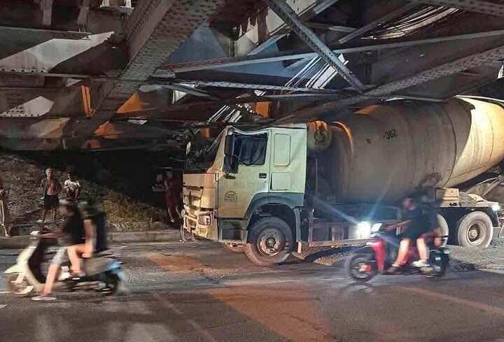 Xe trộn bê tông mắc kẹt dưới gầm cầu Long Biên.