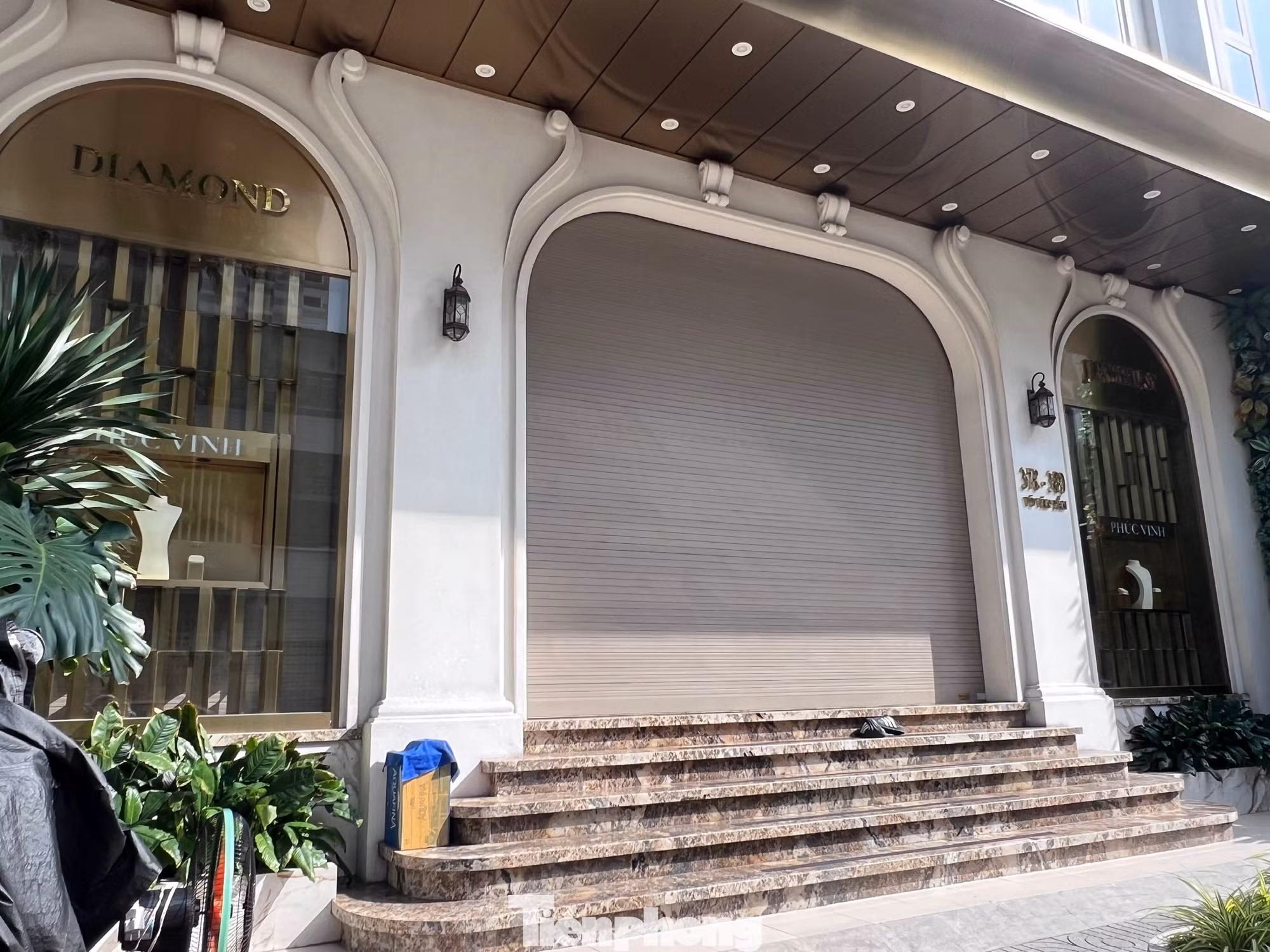Không ít cửa tiệm kim cương thời điểm này bỗng lặng lẽ hơn, 9h sáng còn chưa mở cửa; cũng có nơi thông báo đóng cửa để sửa chữa