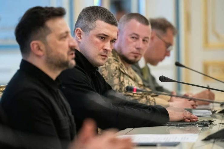 Vụ cách chức Bộ trưởng Quốc phòng Ukraine Mykhailo Fedorov (thứ hai từ trái sang) được cho là đã (Ảnh: AA).