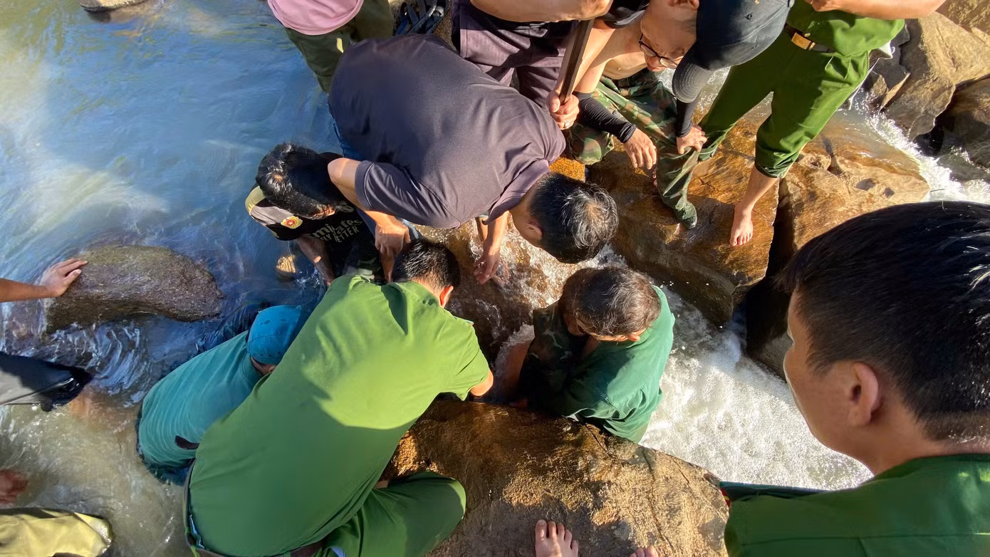 Khu vực cháu bé mắc kẹt có địa hình hiểm trở, phía trên là dòng nước chảy xiết đổ thẳng xuống vị trí nạn nhân mắc kẹt.
