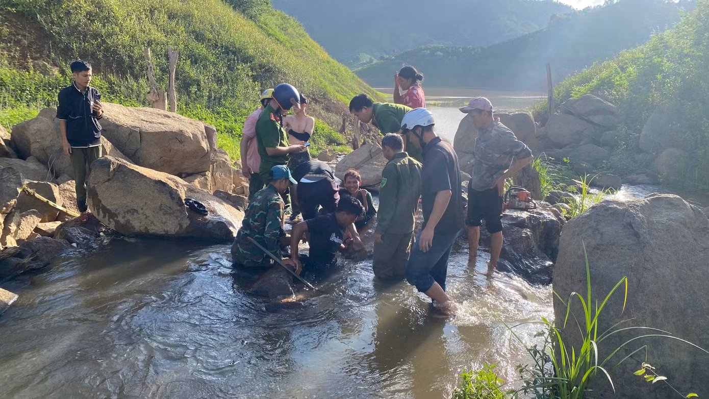 Cháu bé được giải cứu thành công trong niềm vui của người dân và lực lượng công an.