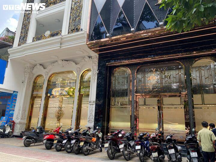 'Cửa đóng then cài' tại nhiều cửa hàng kim cương ở TP.HCM - 10