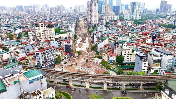 Nhà "siêu mỏng, siêu méo" liên tiếp xuất hiện sau các dự án mở rộng đường tại Hà Nội. Ảnh: Ngọc Hải