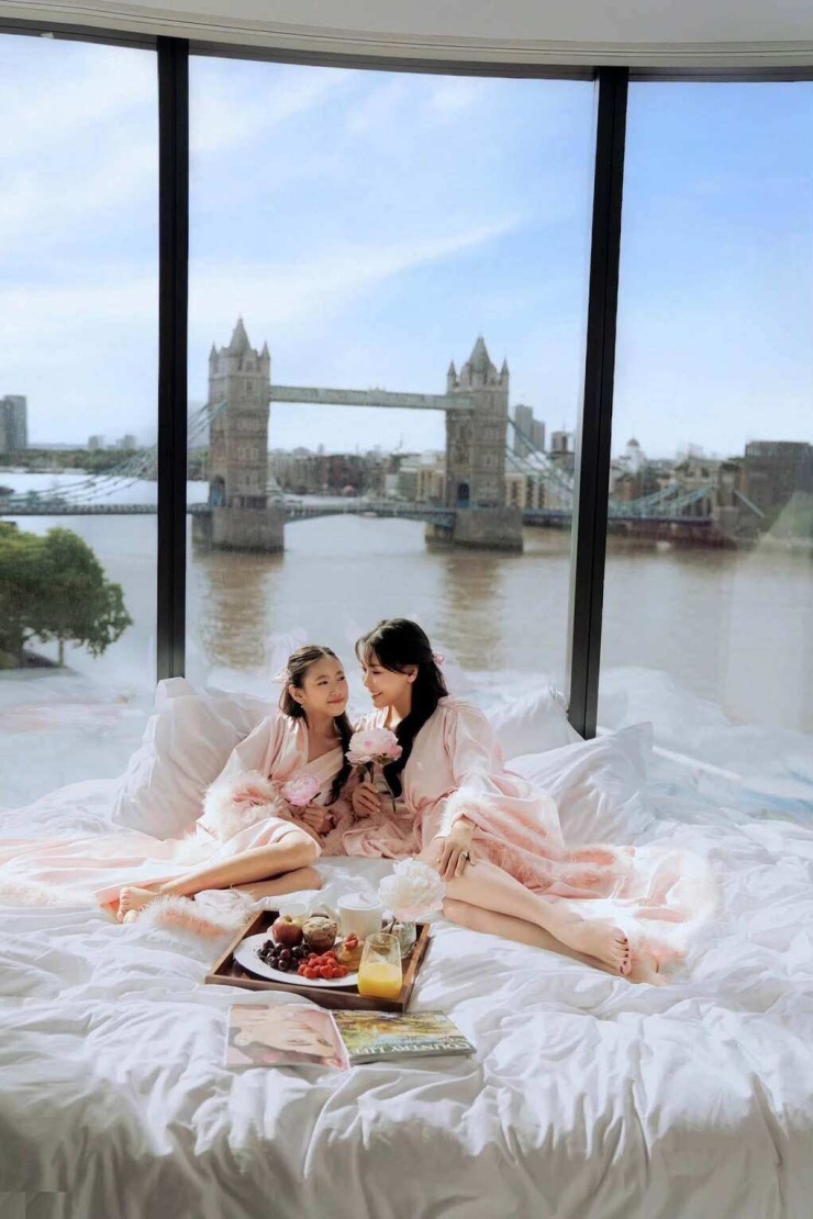 Ảnh sao 19/7: Hà Kiều Anh cùng con gái trải nghiệm khách sạn sang chảnh ở Anh - 1
