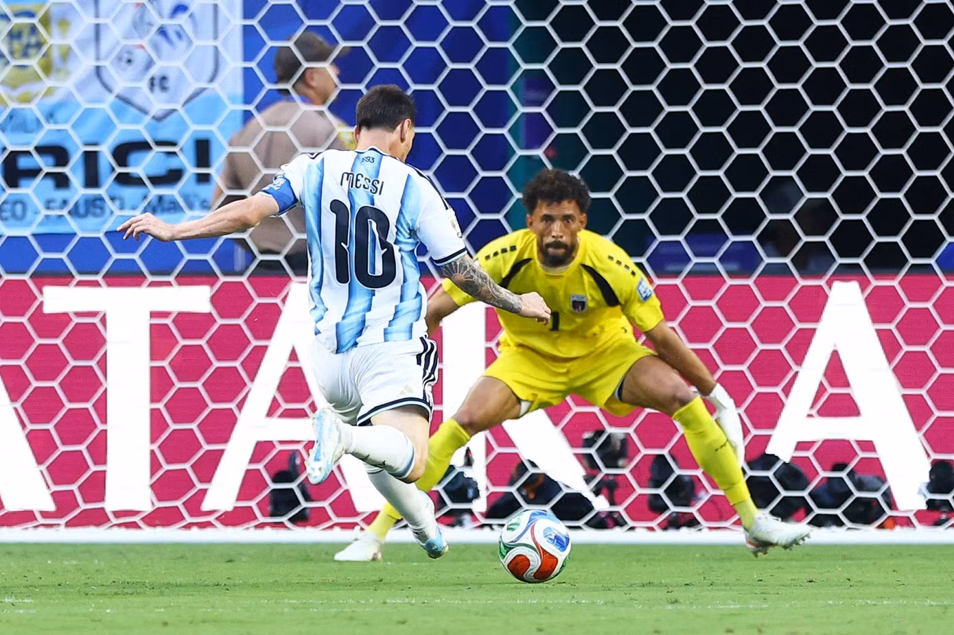 Messi tặng thủ môn tuyển Cape Verde 4 vé chung kết World Cup - 2