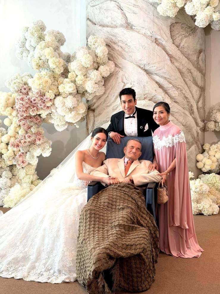 Theo Sanook , khoảnh khắc vợ chồng sao chụp lưu niệm cùng ông Yoshio Kugimiya - 82 tuổi, bố chú rể Nadech Kugimiya - khiến khách mời xúc động. Ông Yoshio Kugimiya bị liệt khoảng 10 năm nay. Ảnh: Instagram K eaw_jung