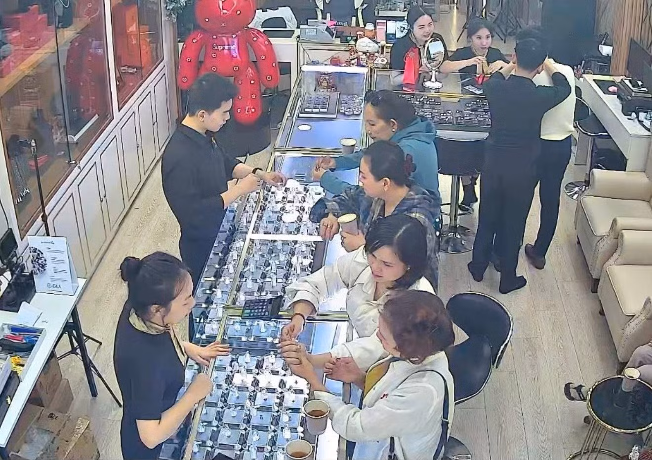 Cửa hàng Cao Hùng Diamond trong thời điểm đông khách (ảnh: FbDN).