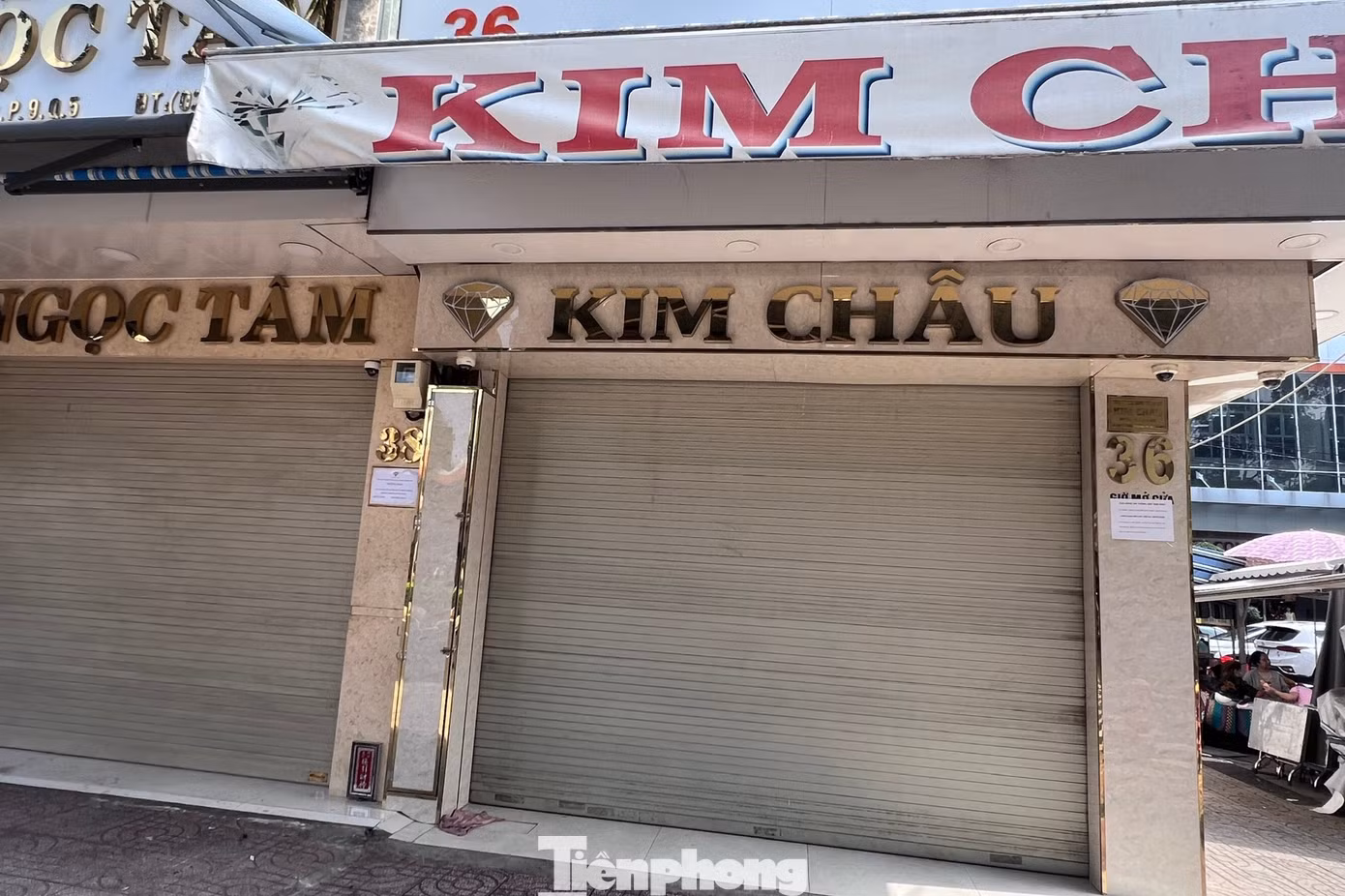 Nhiều tiệm kinh doanh kim cương ở TPHCM tạm đóng cửa, sửa chữa...