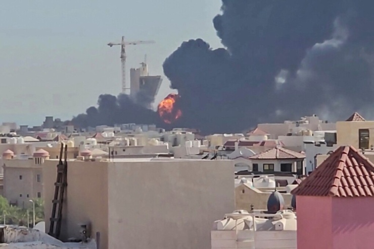 Khói đen bốc lên từ Mangaf, phía nam Kuwait City ngày 18/7. Ảnh: AFP