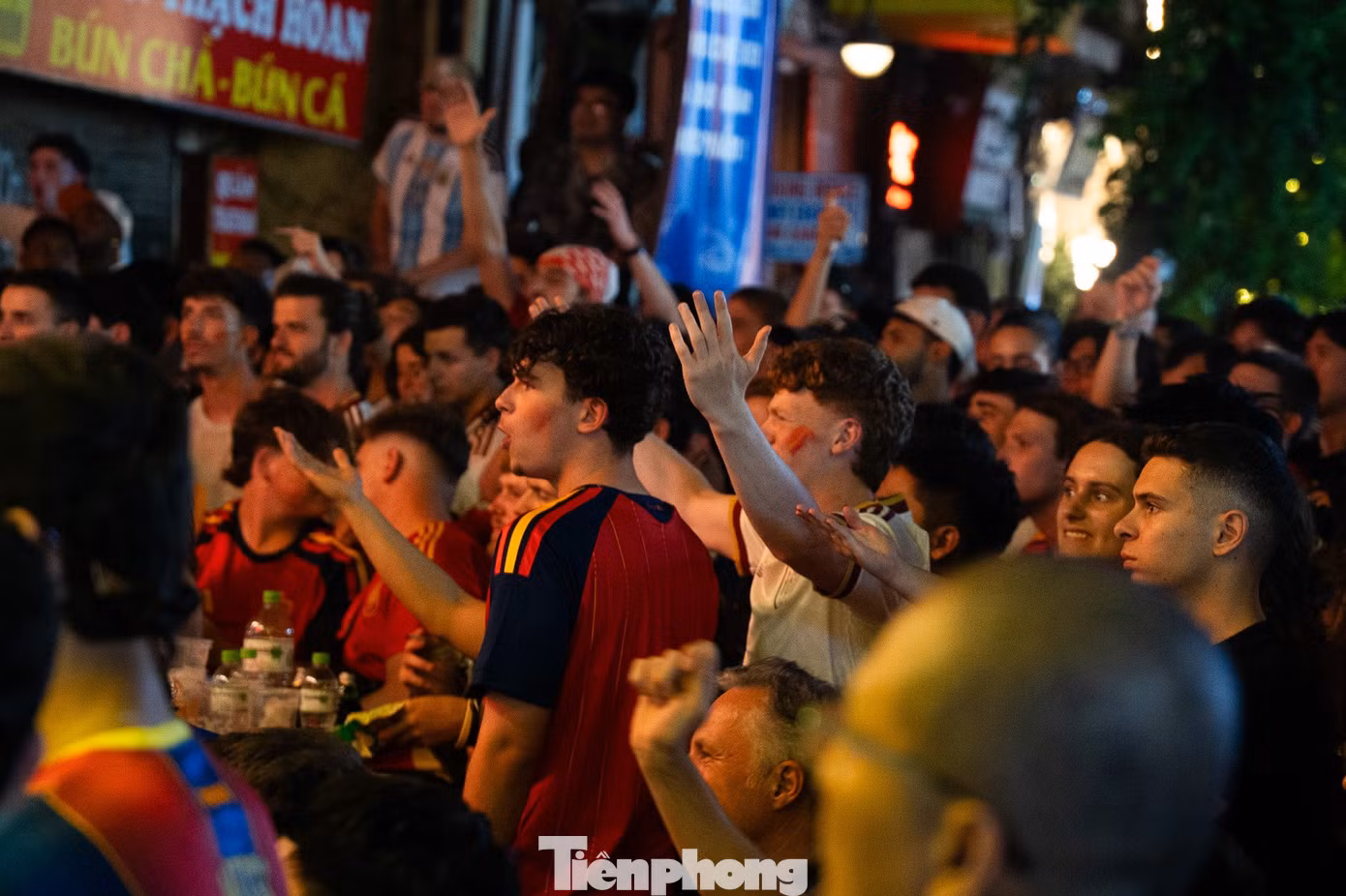 Phố cổ Hà Nội thức trắng cùng chung kết World Cup 2026 - 8