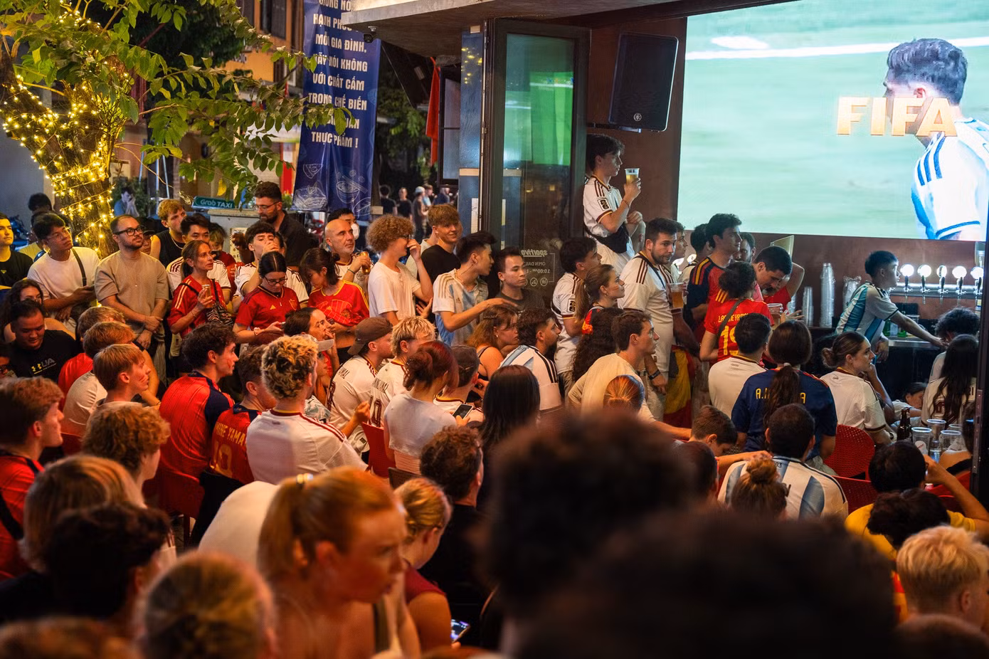 Phố cổ Hà Nội thức trắng cùng chung kết World Cup 2026 - 7