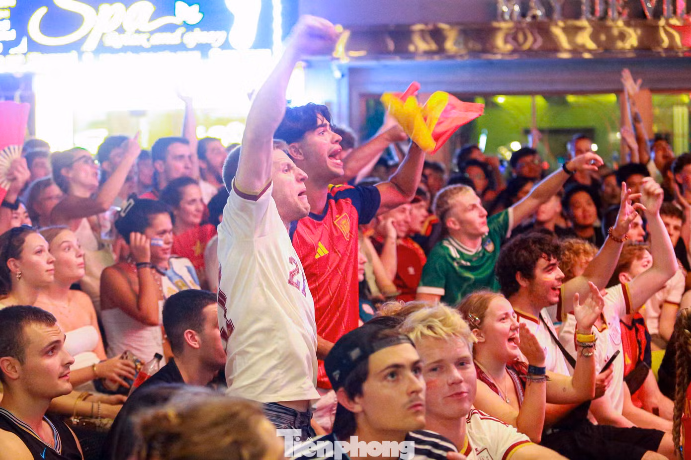 Phố cổ Hà Nội thức trắng cùng chung kết World Cup 2026 - 11