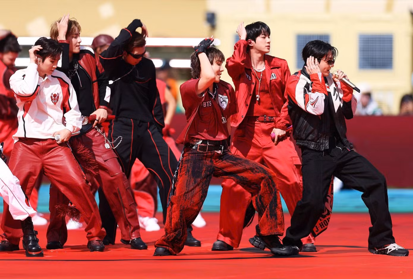 Tiếp nối Madonna là sự xuất hiện của BTS. Các thành viên nhóm nhạc Hàn Quốc đồng loạt diện trang phục mang ba gam màu đỏ, đen và trắng, kết hợp phong cách thể thao với tinh thần mạnh mẽ, trẻ trung.