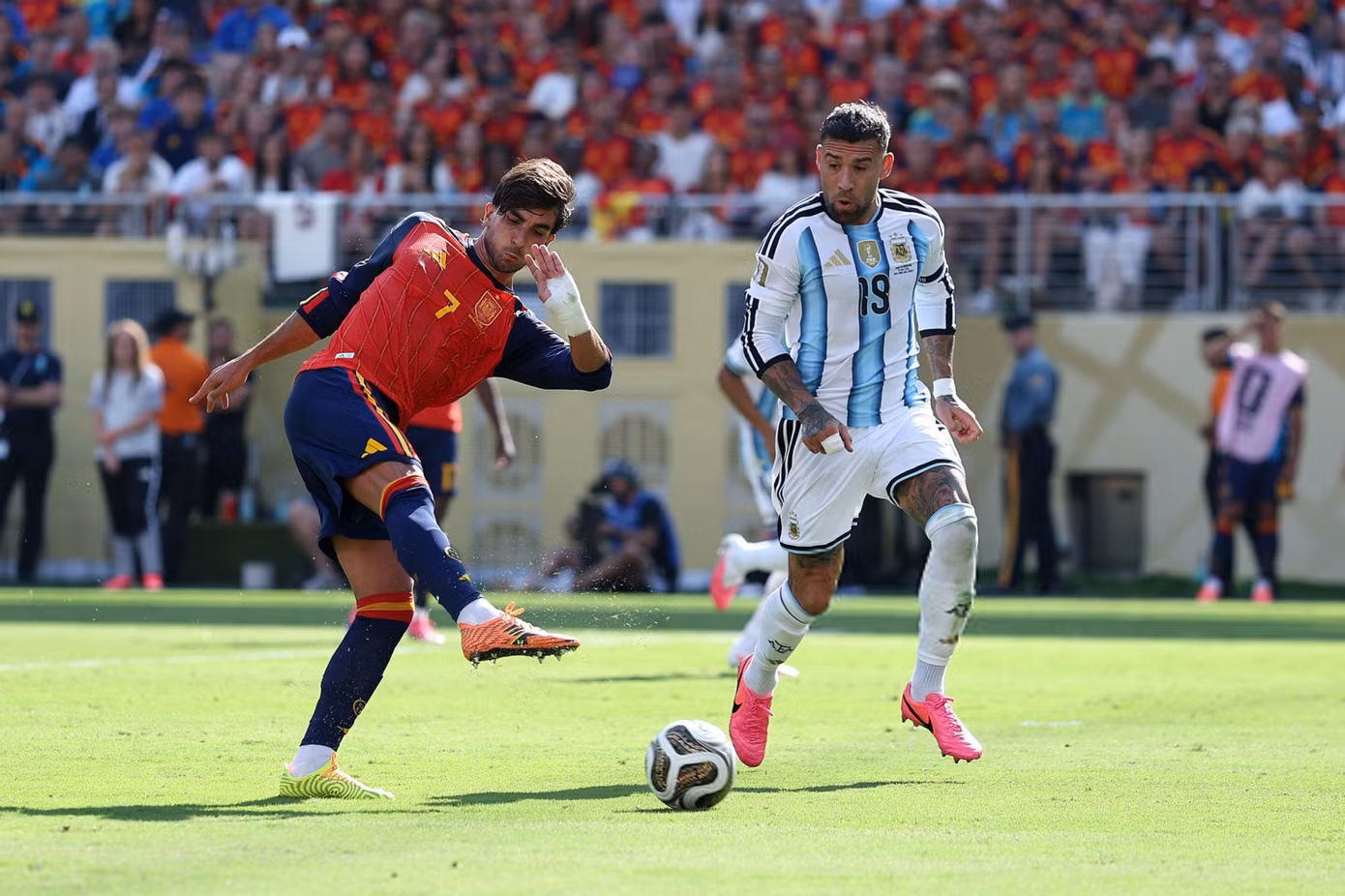 Truyền thông Argentina thừa nhận đội nhà sai lầm, ngả mũ thán phục Tây Ban Nha