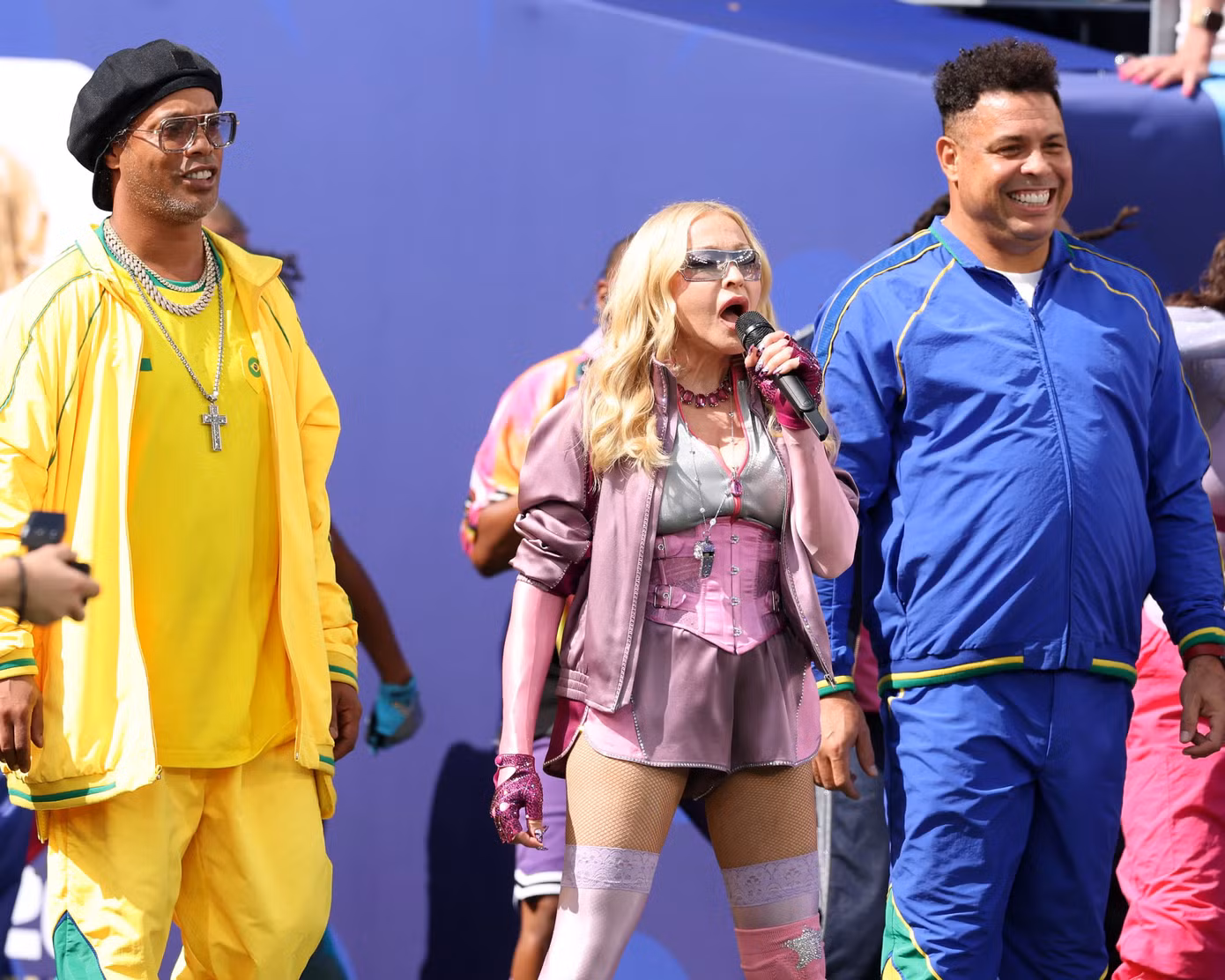 Ronaldinho, Madonna và Ronaldo trong màn trình diễn giữa giờ nghỉ trận chung kết World Cup. Ảnh: Getty Images.