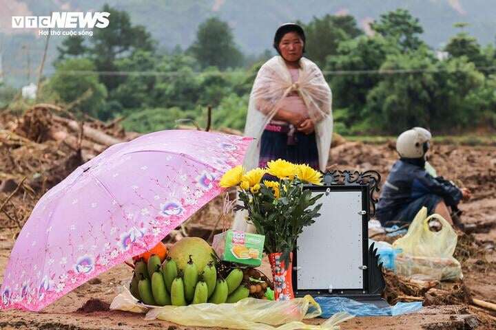 Bàn thờ tạm trên nền móng căn nhà đã bị dòng lũ cuốn phăng.
