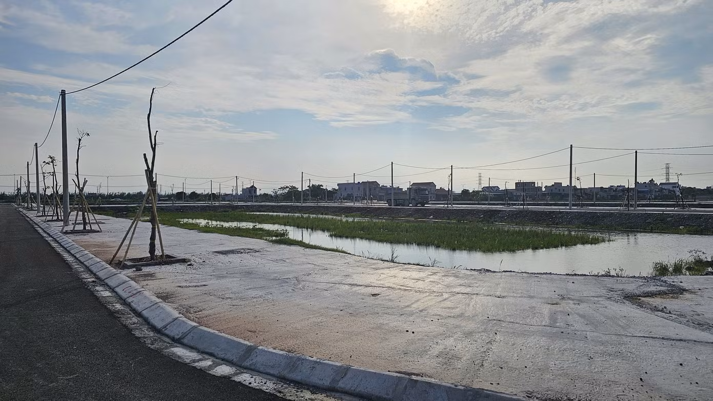 So với kết quả đấu giá trước đây, giá trúng của nhiều lô đất tại khu đấu giá đã giảm từ 500-600 triệu đồng mỗi lô. Cá biệt, có lô giảm gần 900 triệu đồng. Ảnh: Phan Thiên.