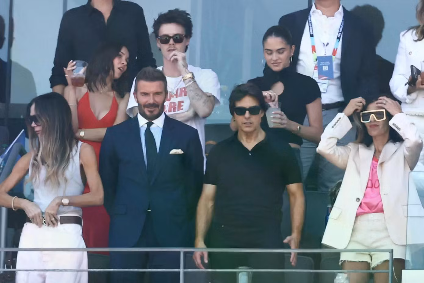 Chàng thơ nước Pháp hôn bạn gái trên khán đài chung kết World Cup - 6
