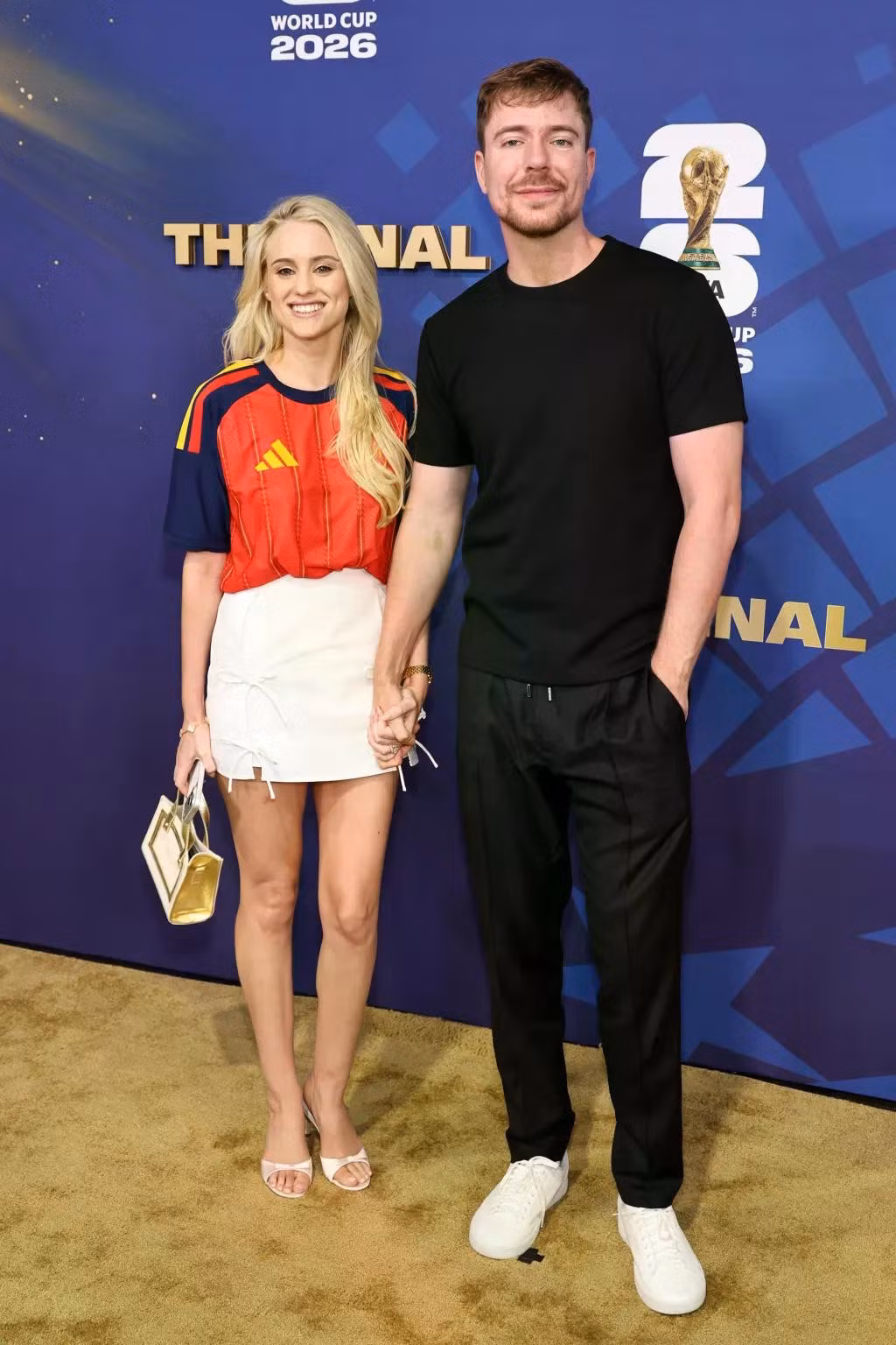 Chàng thơ nước Pháp hôn bạn gái trên khán đài chung kết World Cup - 21