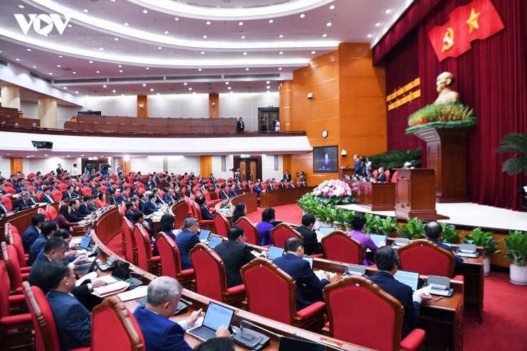 Theo Tổng Bí thư, Chủ tịch nước Tô Lâm, các quyết sách được Trung ương thông qua phải tạo ra 4 bước chuyển chiến lược: nâng cao năng lực lãnh đạo, cầm quyền và chất lượng vận hành của Đảng và bộ máy Nhà nước; quản trị thống nhất không gian phát triển, phát huy hiệu quả nguồn lực quốc gia; xác lập mô hình phát triển dựa vào năng suất, tri thức, công nghệ và con người; chủ động phòng ngừa, nâng cao sức chống chịu, khả năng thích ứng và bảo vệ vững chắc đất nước. Đồng thời tập trung trả lời câu hỏi: mỗi quyết sách tháo gỡ điểm nghẽn nào? tạo ra năng lực mới nào? và cần điều kiện gì để thực hiện, thực thi hiệu quả?