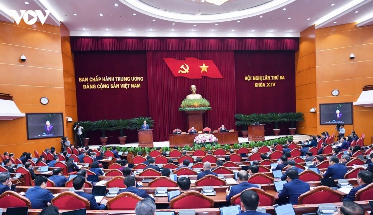 Tổng Bí thư, Chủ tịch nước Tô Lâm gợi ý 4 trọng tâm thảo luận: bước chuyển từ sắp xếp tổ chức sang nâng cao năng lực lãnh đạo, cầm quyền và chất lượng vận hành của Đảng và hệ thống chính trị. Sắp xếp tổ chức bộ máy đã tạo ra cấu trúc tinh gọn hơn. Nhưng tinh gọn mới là điều kiện; mục tiêu là Đảng lãnh đạo hiệu quả hơn, Nhà nước quản trị tốt hơn, bộ máy vận hành nhanh hơn, nhân dân được phục vụ tốt hơn, mức sống thực của nhân dân được nâng cao hơn. Bước chuyển này phải bảo đảm kỷ luật nghiêm minh, tổ chức rõ ràng, quyền lực được kiểm soát, trách nhiệm được thực thi; lấy chất lượng quyết sách, hiệu quả thực hiện và niềm tin của nhân dân làm thước đo.
