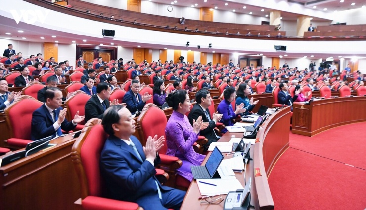 Tổng Bí thư, Chủ tịch nước Tô Lâm đề nghị, các đồng chí Ủy viên Trung ương tập trung thảo luận sâu tại tổ, thể hiện rõ quan điểm tại hội trường, góp ý trực tiếp vào Dự thảo Nghị quyết, Chương trình, kế hoạch hành động; phát biểu cần ngắn gọn, đi thẳng vào vấn đề, rõ chính kiến, rõ lập luận, rõ kiến nghị, rõ phương án lựa chọn; góp phần trực tiếp hoàn thiện quyết sách của Trung ương. Mọi lựa chọn phải đặt lợi ích quốc gia-dân tộc, quyền và lợi ích hợp pháp, chính đáng của nhân dân; hiệu quả lâu dài của đất nước lên trên hết. Trong ảnh: Các đại biểu dự Hội nghị lần thứ ba Ban Chấp hành Trung ương Đảng khoá XIV