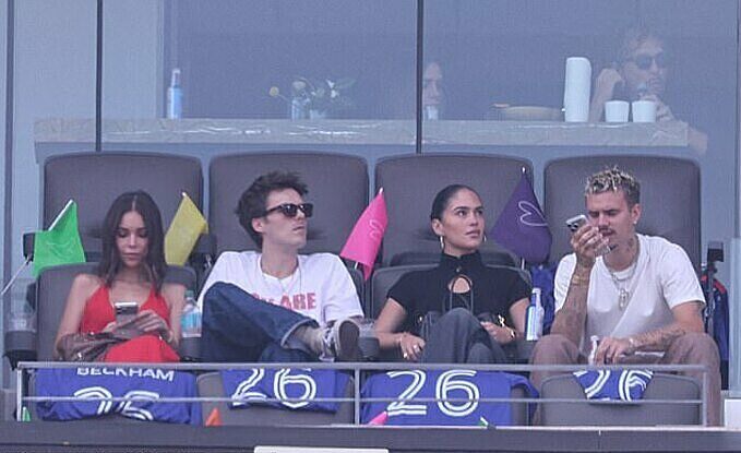 Romeo và Cruz Beckham ngồi cùng bạn gái trên khán đài theo dõi chung kết World Cup. Ảnh: Instagram