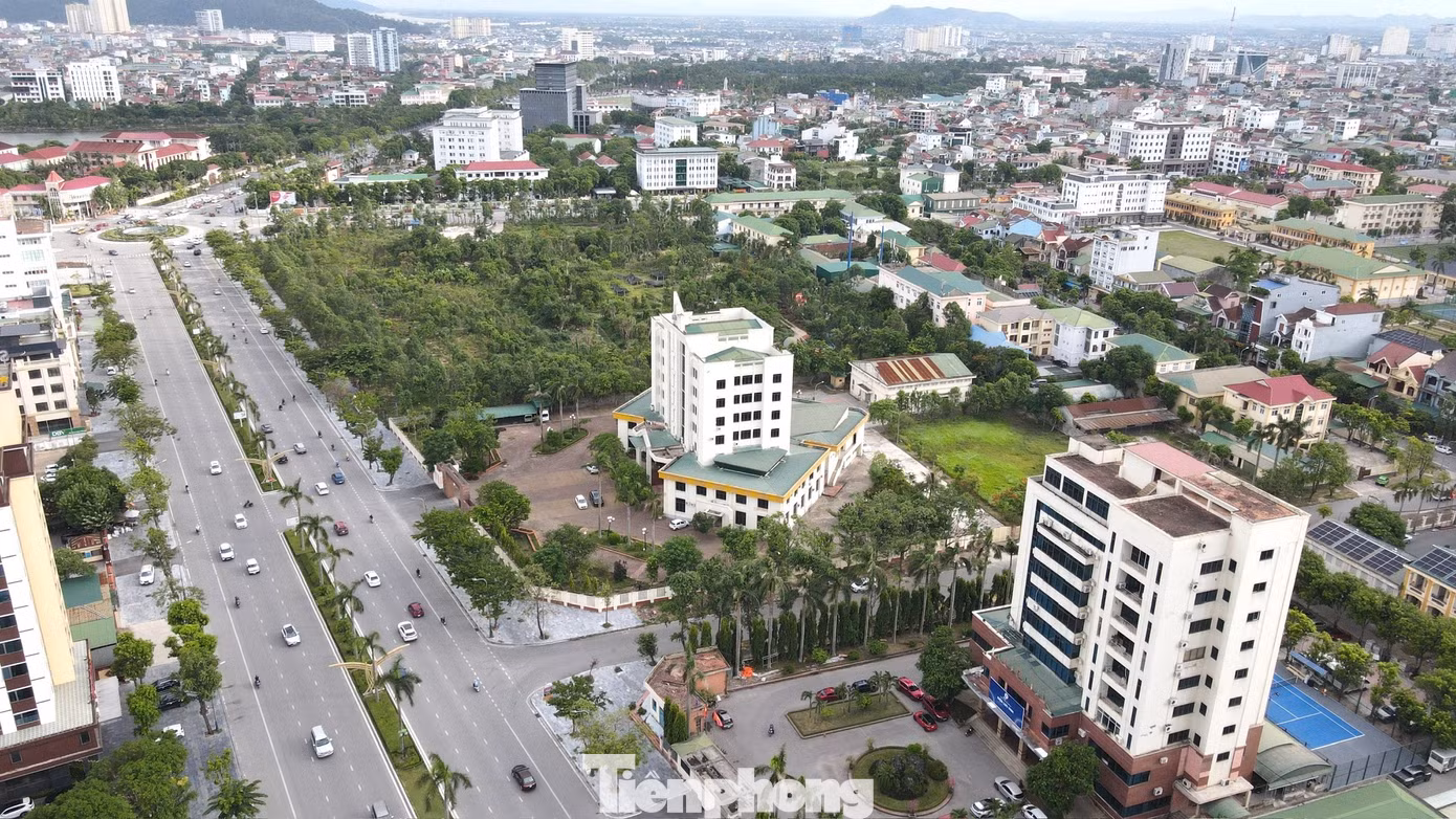 Vừa qua, tỉnh Nghệ An đã ban hành quyết định điều chỉnh cục bộ Quy hoạch khu đất bùng binh Hải quan nói trên. Điểm đáng chú ý là chức năng sử dụng đất được điều chỉnh từ đất cơ quan sang đất hỗn hợp, bao gồm thương mại dịch vụ, nhà ở cao tầng, trường học, cây xanh và các công trình hạ tầng xã hội.