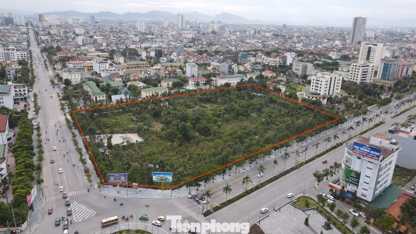 Ngoài ra còn có khu đất rộng 3,7ha đã giải phóng mặt bằng từng được quy hoạch xây Trung tâm hành chính tỉnh do Ban Quản lý dự án đầu tư xây dựng các công trình dân dụng và công nghiệp tỉnh Nghệ An quản lý.