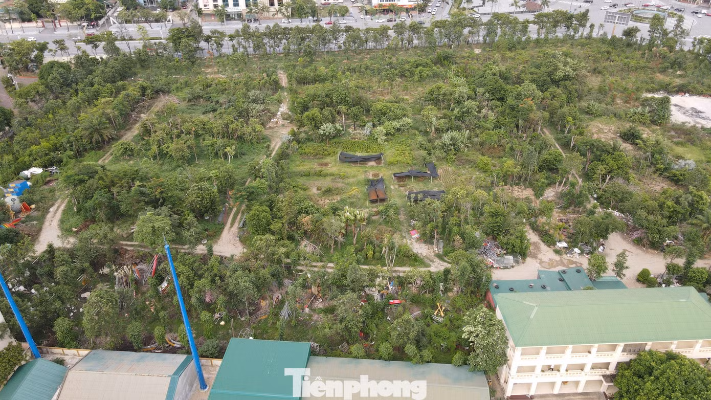 Trong khu đất rộng 7ha này có khu đất HH-01 rộng 3,7ha từng được quy hoạch xây dựng Trung tâm hành chính tập trung của tỉnh vào năm 2005. Tuy nhiên, đến năm 2015, Chính phủ yêu cầu tạm dừng đầu tư xây dựng các khu hành chính tập trung tại địa phương để rà soát, đánh giá hiệu quả đầu tư. Kể từ đó, dự án không được triển khai, khu đất rơi vào tình trạng bỏ hoang.