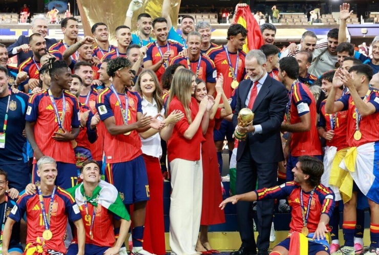Vua Felipe - Hoàng hậu Letizia và hai con gái chung vui cùng đội tuyển Tây Ban Nha trên sân MetLife, New Jersey. Ảnh: Instagram/casareal.es