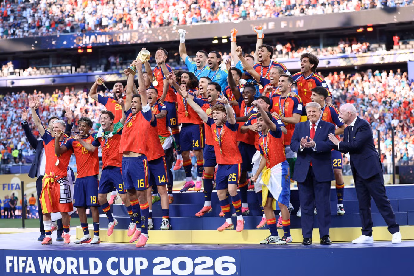 Ông Trump phớt lờ chủ tịch FIFA, bị mời ra khỏi bục nâng cúp của tuyển Tây Ban Nha - 6