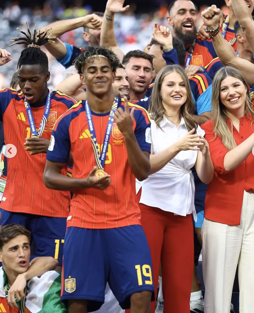 Hai công chúa Tây Ban Nha gây bão chung kết World Cup 2026 - 6