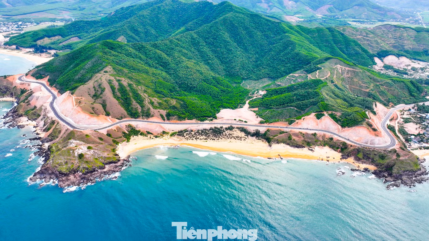 Dự án tuyến đường ven biển Gia Lai dài hơn 115 km, với 8 dự án thành phần dài 99 km, còn lại tận dụng Quốc lộ 1D khoảng 16 km. Công trình không chỉ góp phần thay đổi diện mạo hạ tầng mà còn mở rộng không gian phát triển du lịch, đô thị và kinh tế biển của địa phương.