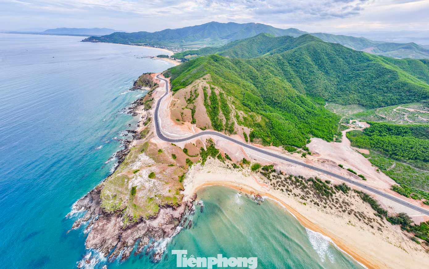 Đặc biệt, tuyến đường ven biển ĐT.639 khi hoàn thành đồng bộ không chỉ rút ngắn thời gian di chuyển giữa các địa phương ven biển mà còn tăng cường kết nối với các trục giao thông lớn, tạo thuận lợi cho vận chuyển hàng hóa, phát triển logistics, khai thác cảng biển và thu hút đầu tư.