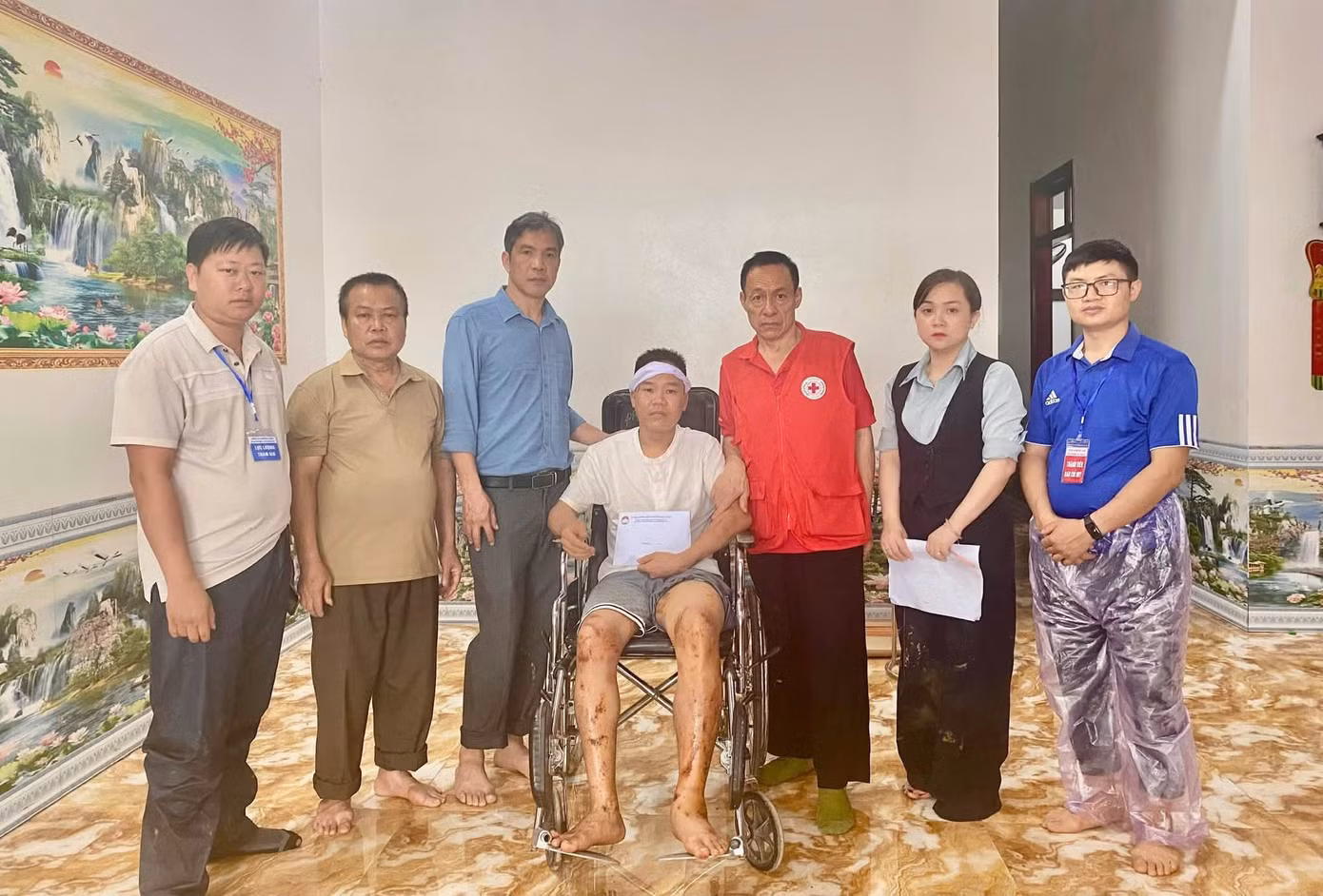 Người dân vùng lũ quét Mường Than khóc nức nở khi về nhà