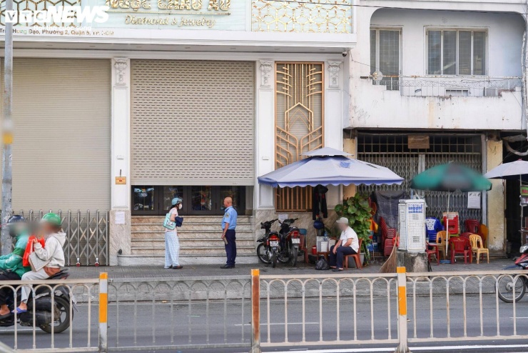 Cửa hàng lớn đua nhau dừng hoạt động, thị trường kim cương TP.HCM 'đóng băng' - 9