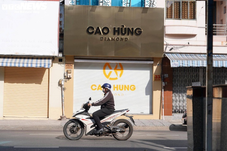 Cửa hàng lớn đua nhau dừng hoạt động, thị trường kim cương TP.HCM 'đóng băng' - 8