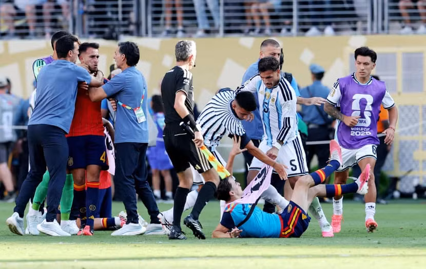 Những hình ảnh xấu xí mà các cầu thủ Argentina để lại ở trận chung kết (Ảnh: Mail Sport)