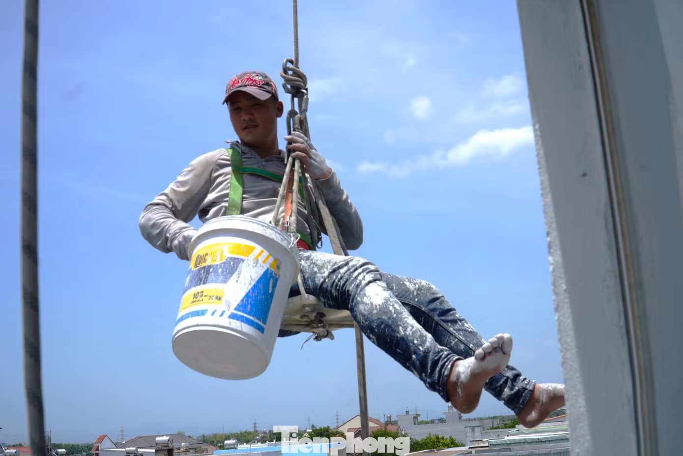 'Người nhện' treo mình mưu sinh giữa chảo lửa Đà Nẵng - 4