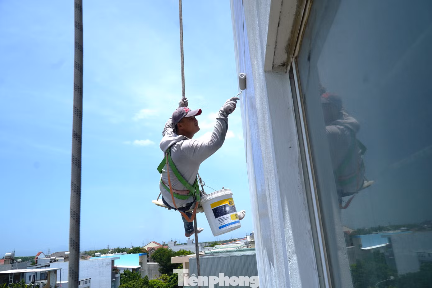 'Người nhện' treo mình mưu sinh giữa chảo lửa Đà Nẵng - 7