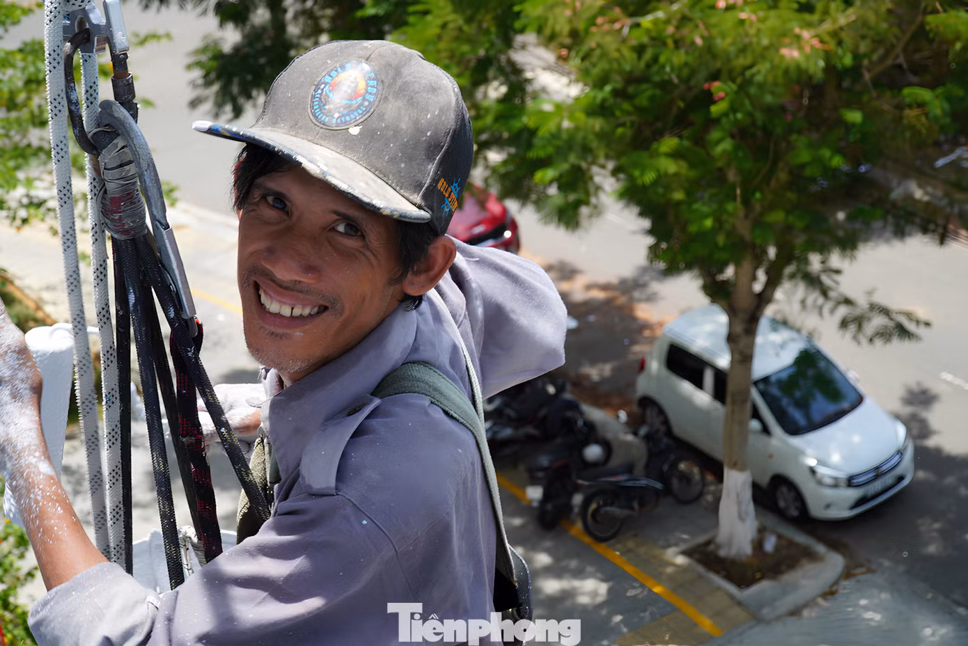 'Người nhện' treo mình mưu sinh giữa chảo lửa Đà Nẵng - 9