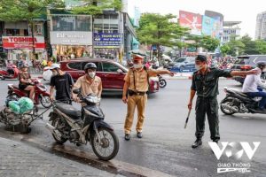 Bật xi nhan một đằng, rẽ một nẻo có bị phạt không?