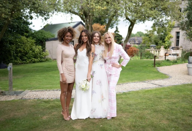 Mel C nhóm Spice Girls khoe ảnh cưới - 2