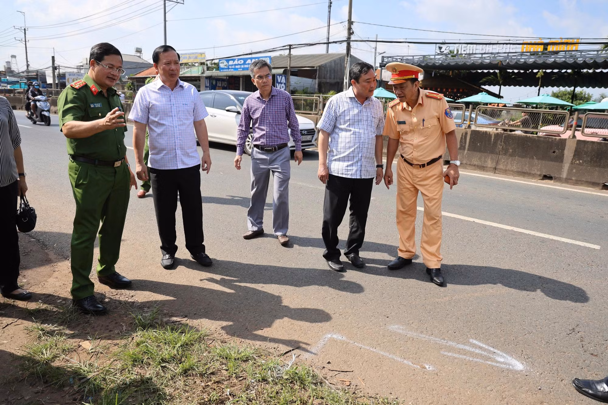 Lãnh đạo TP Đồng Nai cùng Công an Đồng Nai tại hiện trường vụ tai nạn đặc biệt nghiêm trọng.