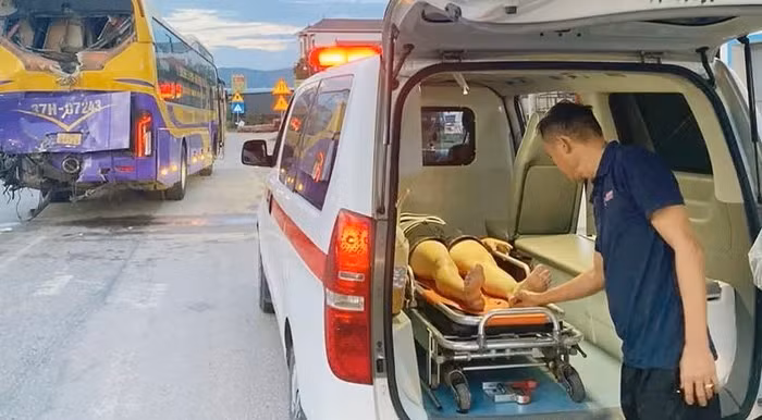 Các nạn nhân được đưa đi cấp cứu.
