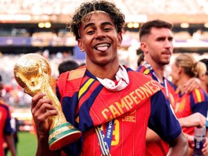 Chiếc cúp World Cup trên tay Yamal: 5kg vàng, hơn 6,5 tỷ đồng