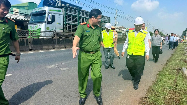 Lực lượng chức năng kiểm tra hiện trường. Ảnh: N.V