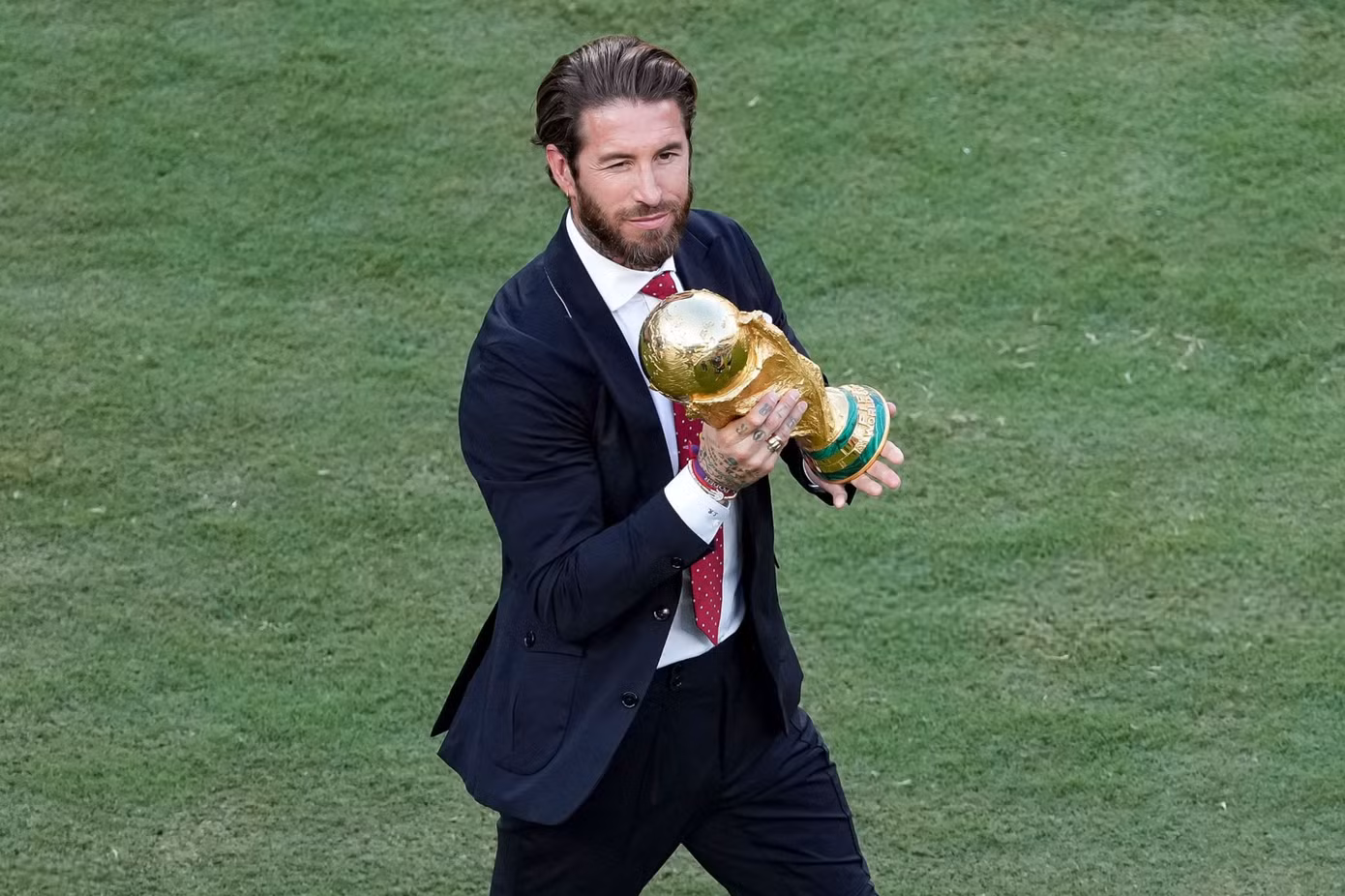 Bức ảnh toàn huyền thoại khiến diện mạo Sergio Ramos gây sốt - 5