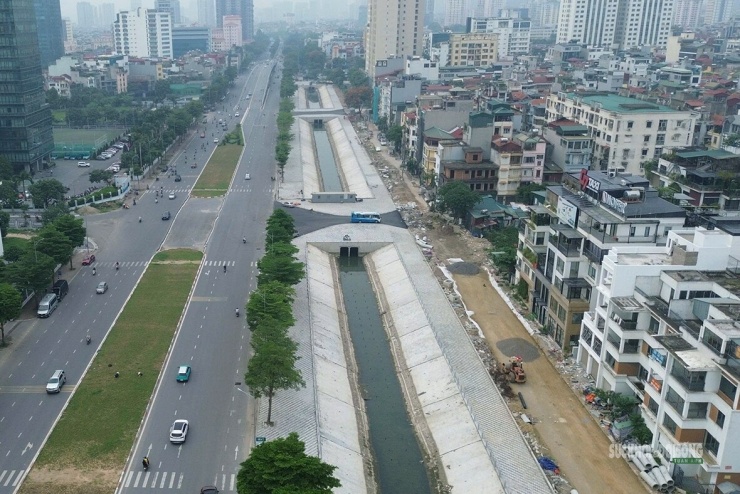Công trình cải tạo mương kéo dài qua khu dân cư đông đúc thuộc khu vực Tây Hồ Tây. Ảnh: T.Anh